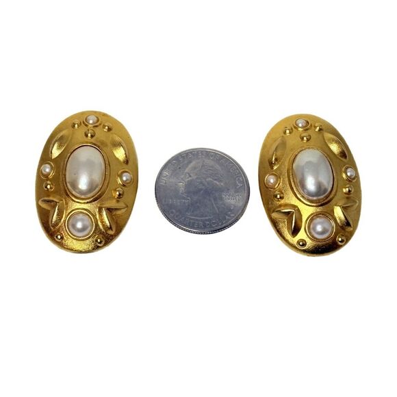 White Pearl Cabochon Clip On Button Earrings Brushed Gold Tone Cut Out - Picture 8 of 9